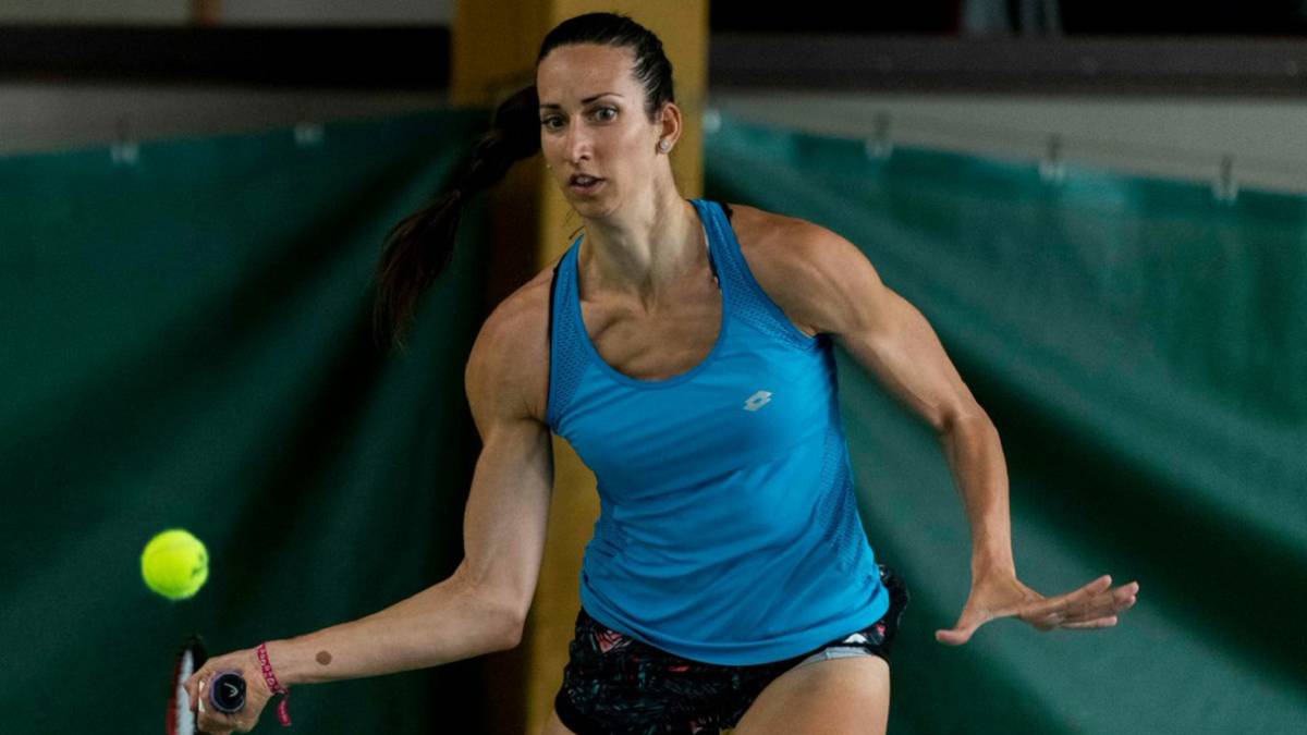 Georgina García Pérez devuelve una bola durante un entrenamiento del equipo de España de Copa Federación.