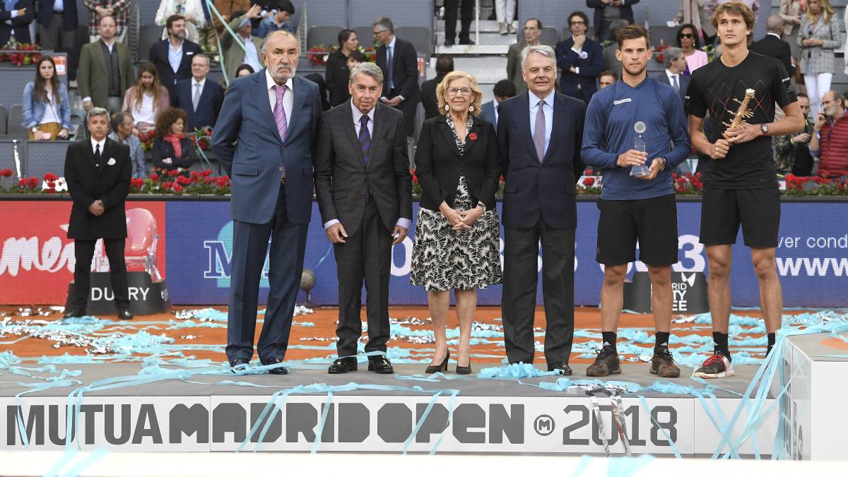 Alexander Zverev, Dominic Thiem, Manuela Carmena, Manolo Santana y Ion Tiriac posan en la entrega de trofeos del Mutua Madrid Open 2018.