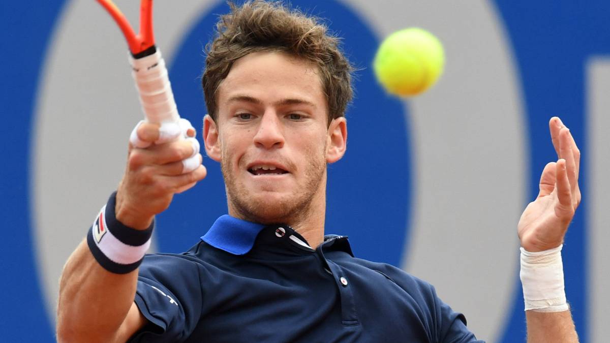 Diego Schwartzman devuelve una bola ante Benoit Paire durante su partido de primera ronda del Torneo de Múnich.
