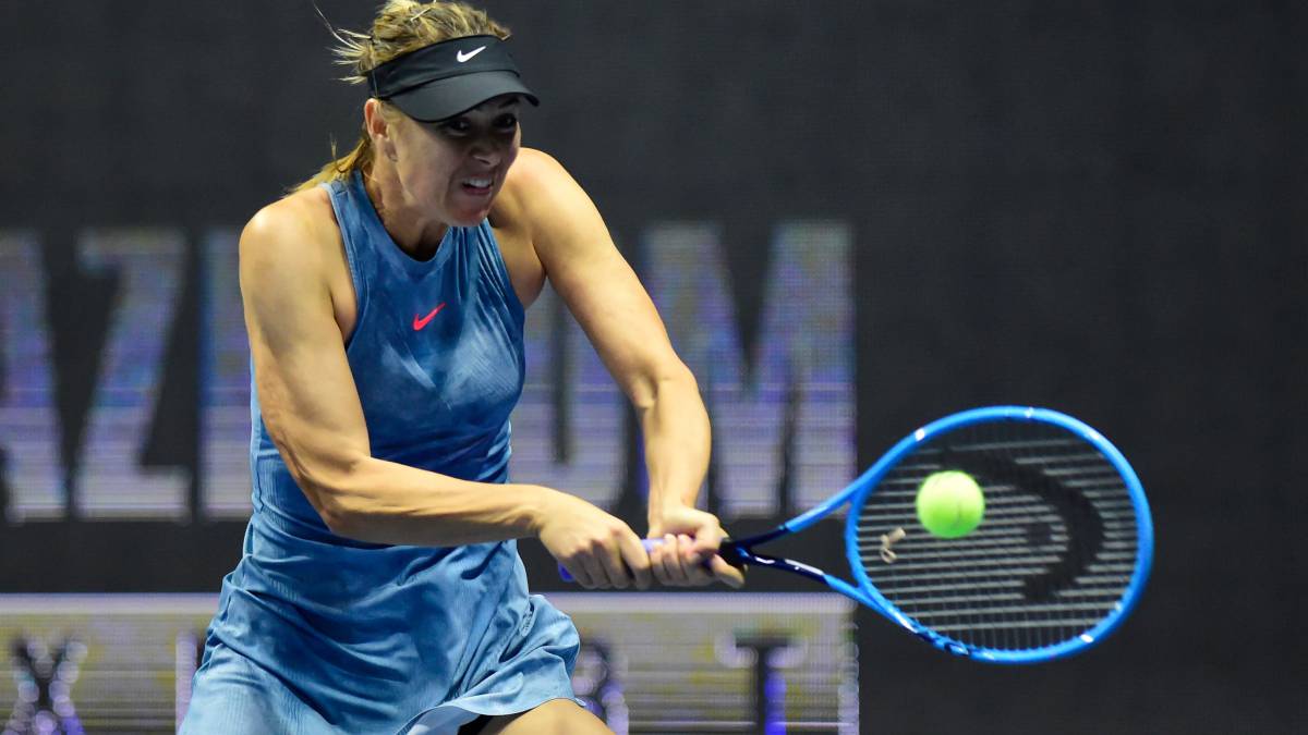 Maria Sharapova devuelve una bola Daria Gavrilova durante su partido en el St. Petersburg Ladies Trophy en el Sibur Arena de San Petersburgo.