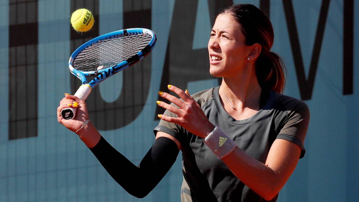 La tenista española Garbiñe Muguruza, durante su entrenamiento en la Caja Mágica, donde este viernes da comienzo el Mutua Madrid Open 2019.