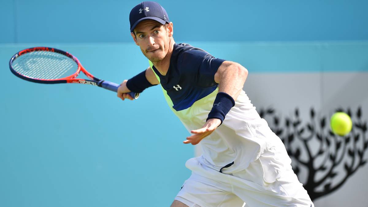 Andy Murray devuelve una bola ante Nick Kyrgios durante el ATP Queen's Club Championships de 2018.