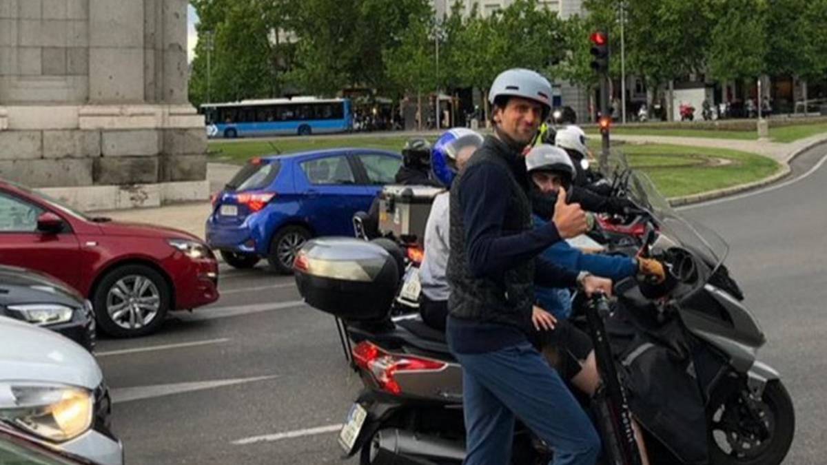 Djokovic se la juega por las calles de Madrid en patinete