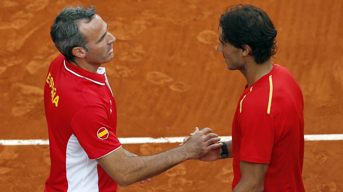 Álex Corretja felicita a Rafael Nadal tras ganar un punto en Copa Davis.