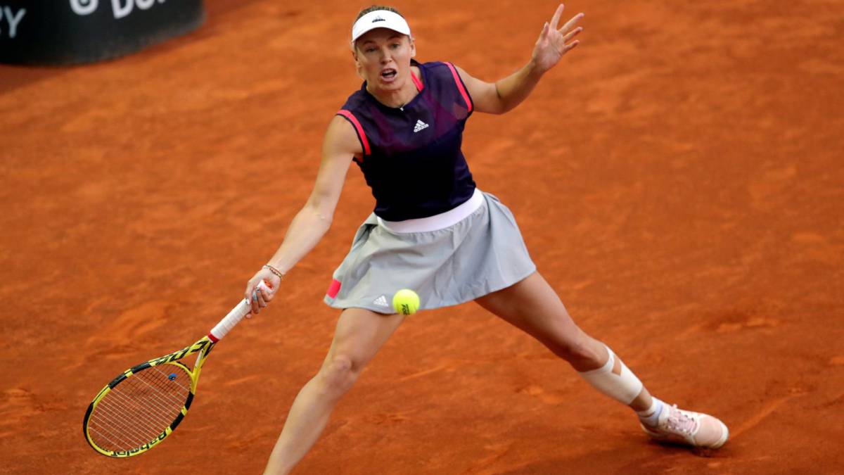 La tenista danesa Caroline Wozniacki ante la francesa Alizé Cornet durante su partido de ronda clasificatoria del Mutua Madrid Open de tenis en la Caja Mágica.