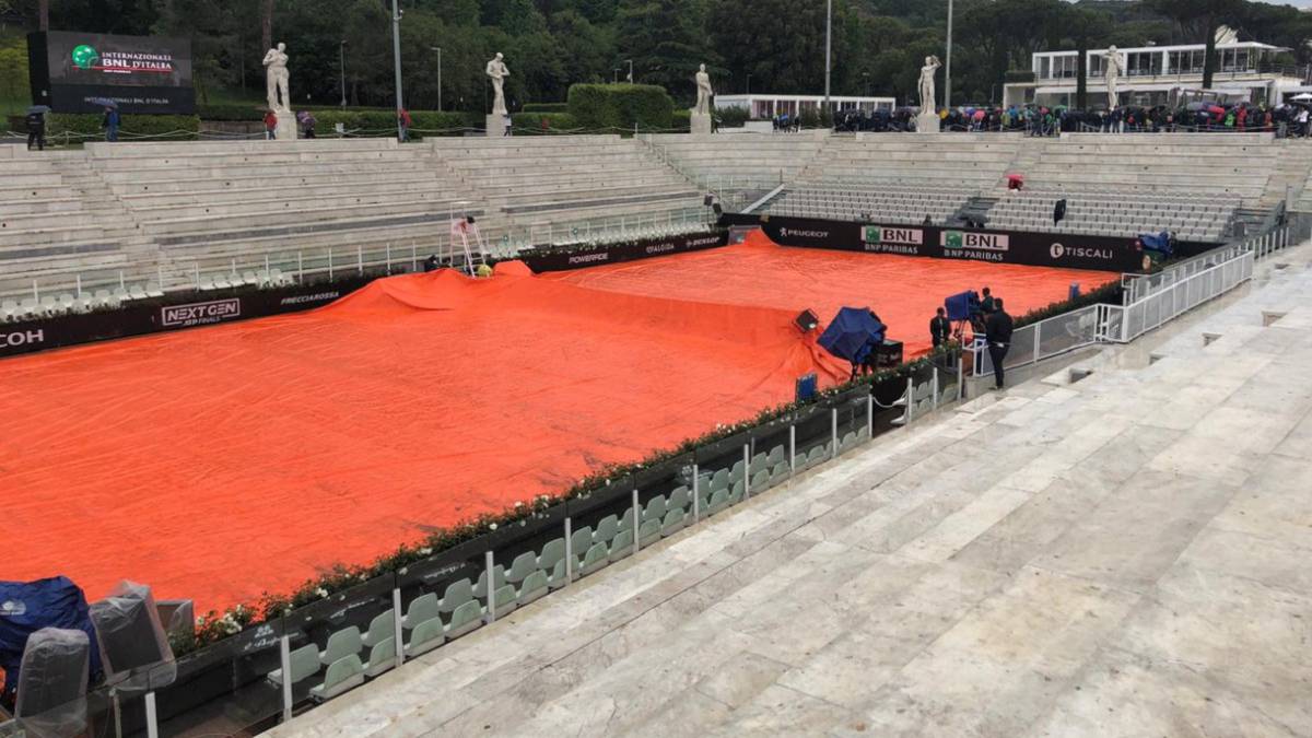 El Foro Itálico de Roma, con la pista de arcilla cubierta para prevenir la superficie a causa de la lluvia que está cayendo en Roma.