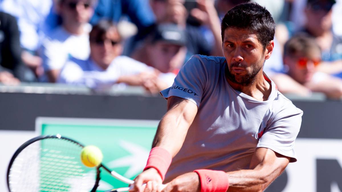 Fernando Verdasco devuelve una bola ante Dominic Thiem durante su partido de segunda ronda del Masters 1.000 de Roma.