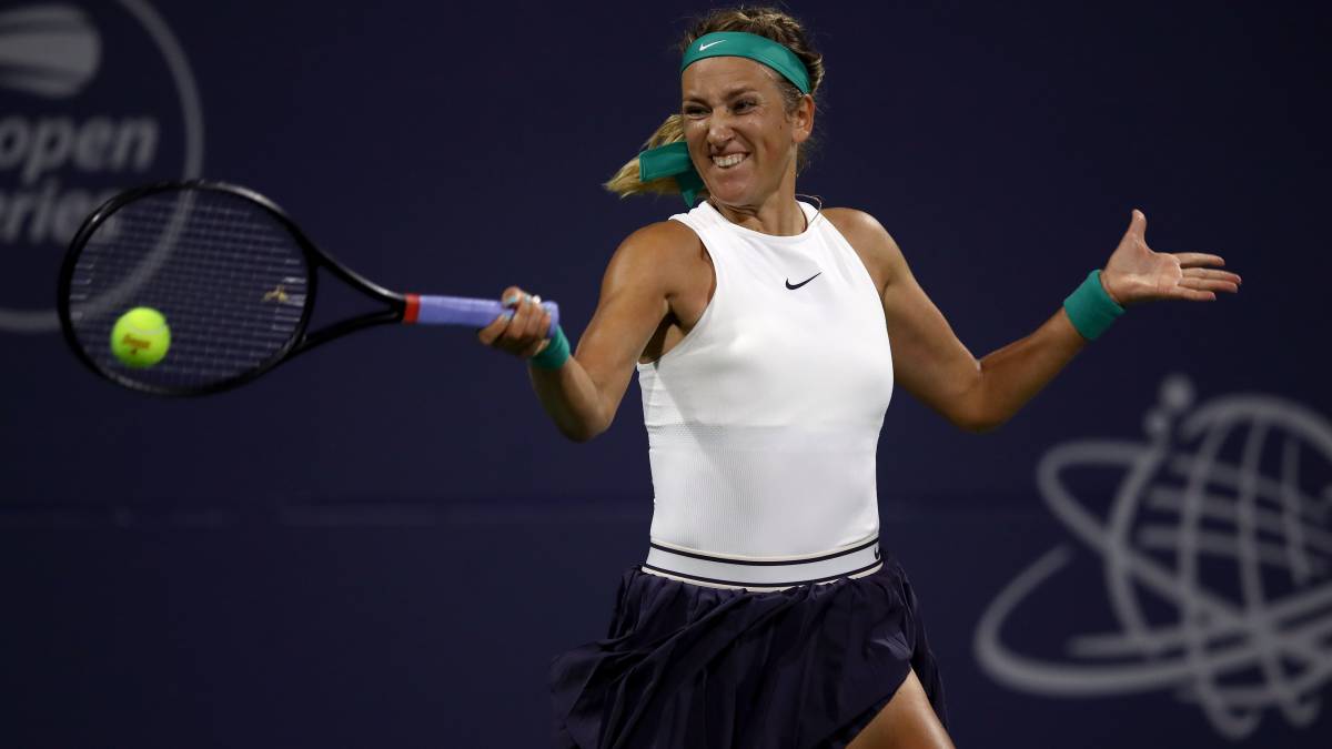 Victoria Azarenka devuelve una bola ante Kateryna Bondarenko durante su partido en el Mubadala Silicon Valley Classic en el Spartan Tennis Complex de San José, California.