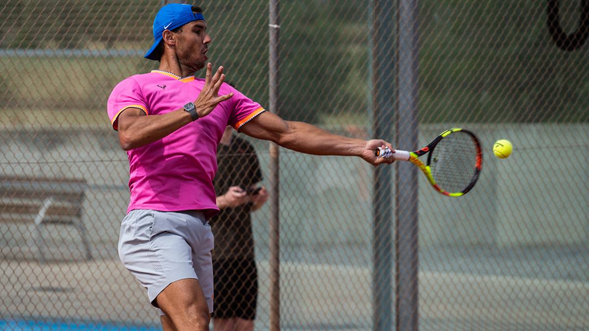 Rafa Nadal entrena sobre las pistas de tierra de la Rafa Nadal Academy antes de Roland Garros.