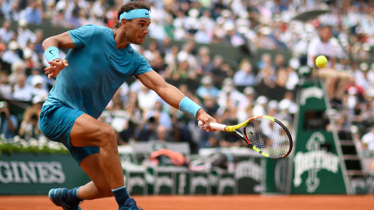 Rafael Nadal devuelve una bola ante Diego Schwartzman durante su partido de cuartos de final de Roland Garros 2018.