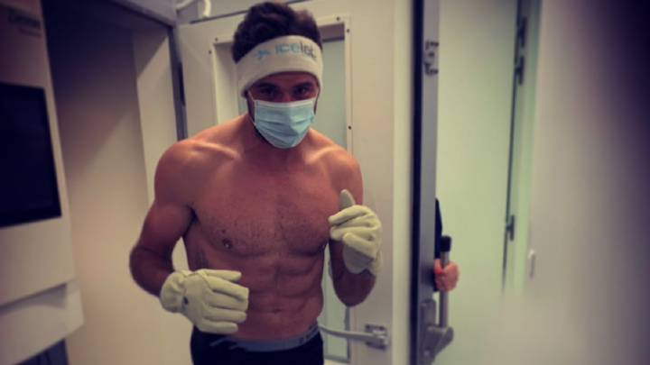 El tenista suizo Stan Wawrinka sale de la cámara de crioterapia para recuperarse del esfuerzo tras su partido ante Stefanos Tsitsipas.