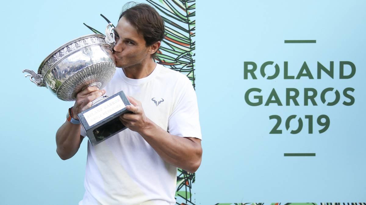 Rafael Nadal besa el trofeo de campeón de Roland Garros.