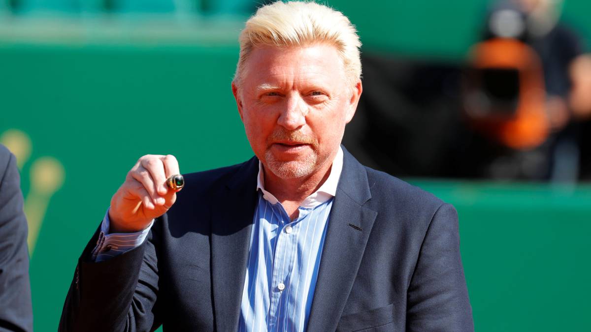 Boris Becker posa con el anillo distintivo del Salón de la Fama del Tenis en el Masters 1.000 de Montecarlo 2019.