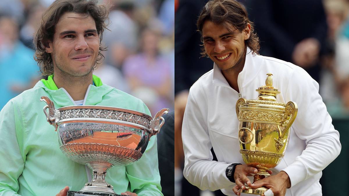 Rafa Nadal posa con los títulos de campeón de Roland Garros y Wimbledon de 2010.