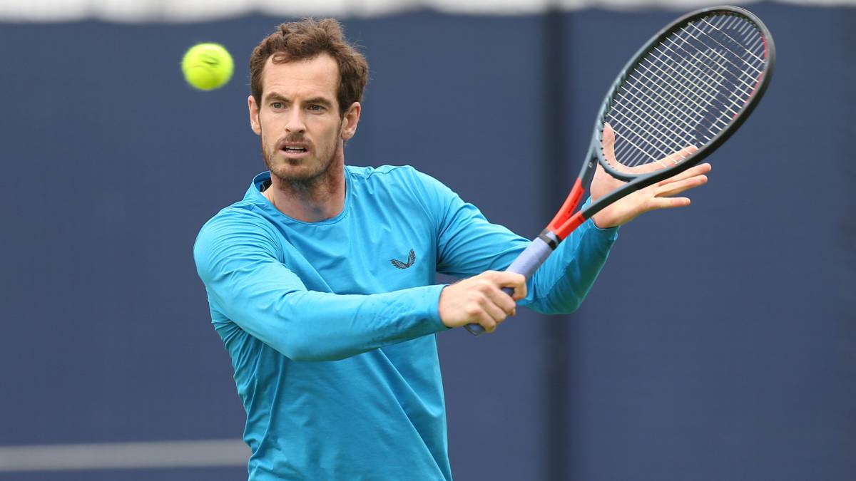 Andy Murray devuelve una bola durante un entrenamiento para el Fever-Tree Championships en el Queens Club de Londres.