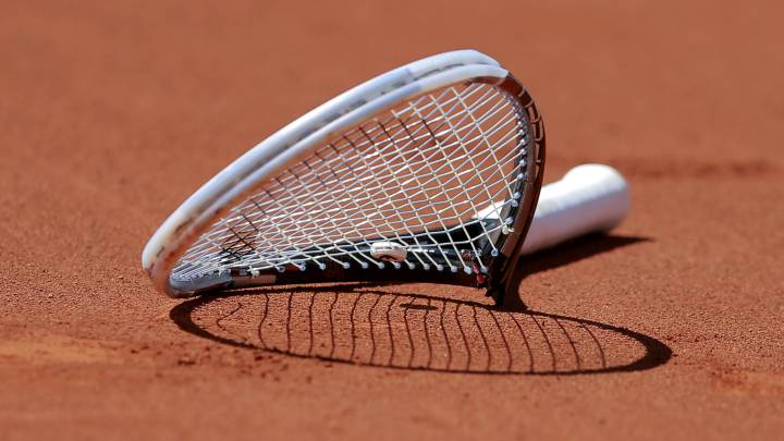 Imagen de una raqueta de tenis rota.