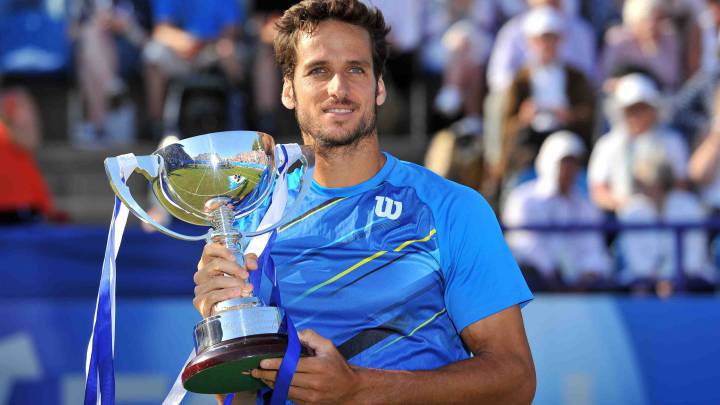 Feliciano López posa con el trofeo de campeón del torneo de Eastbourne de 2014.