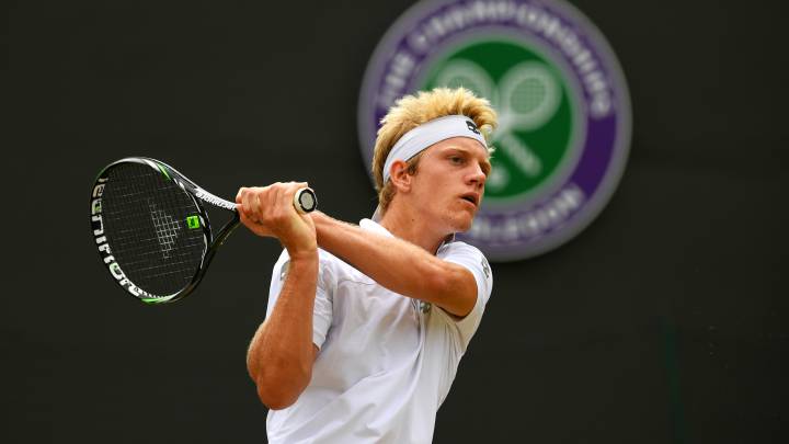 Alejandro Davidovich Fokina devuelve una bola durante su partido ante Axel Geller durante la final júnior de Wimbledon 2017.