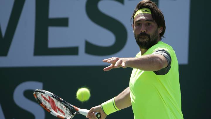 Marcos Baghdatis devuelve una bola ante Yoshihito Nishioka durante el BNP Paribas Open en el Indian Wells Tennis Garden de Indian Wells, California.