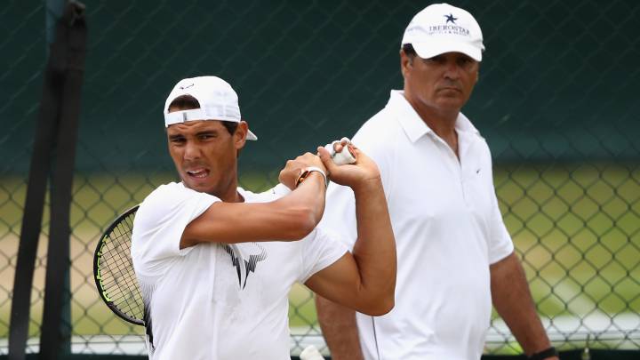 Rafa Nadal entrena bajo la mirada de su tío Toni Nadal en Wimbledon de 2017.