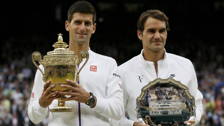 Novak Djokovic y Roger Federer posan tras la final de Wimbledon 2015, donde el serbio se impuso al suizo.