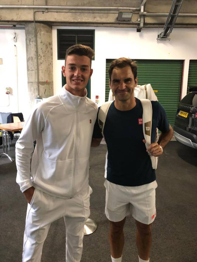 Carlos Gimeno, con Federer.