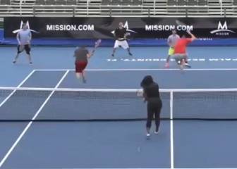 Serena juega contra 5 hombres a la vez y pasa esto... 12M de visitas