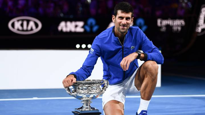 Novak Djokovic, con uno de sus trofeos.