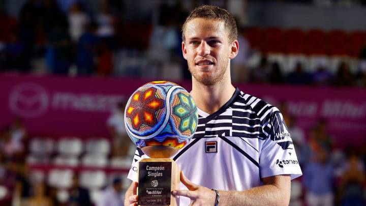 Diego Schwartzman, posa con el título de ganador de Los Cabos