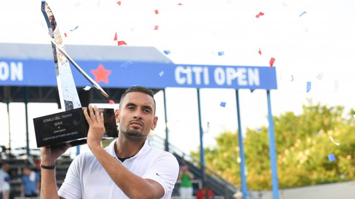 Nick Kyrgios posa con el trofeo de campeón.