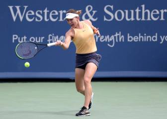 Halep remonta ante Alexandrova y Barty arrasa a Sharapova