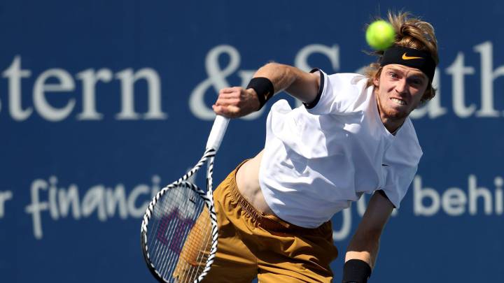Rublev aumenta la criba de favoritos eliminando a Federer