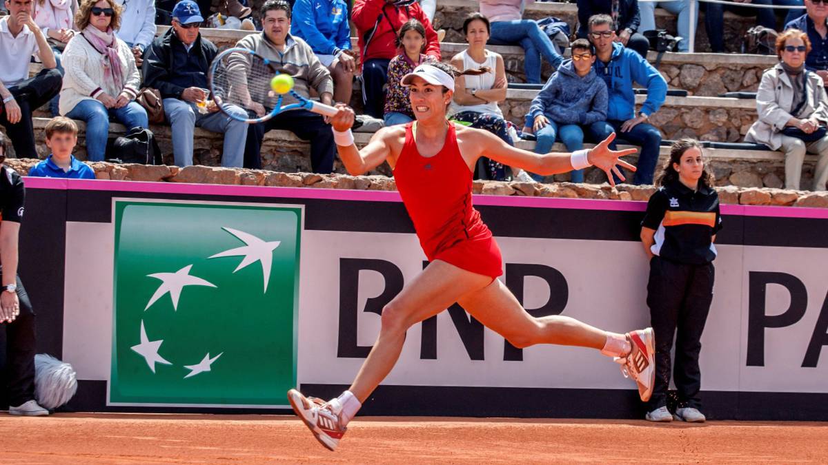 La española Garbiñe Muguruza devuelve la bola a la paraguaya Montserrat González en partido de la eliminatoria entre España y Paraguay de Copa Federación.
