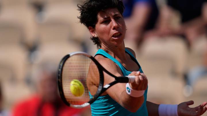 Carla Suárez devuelve una bola durante Roland Garros.