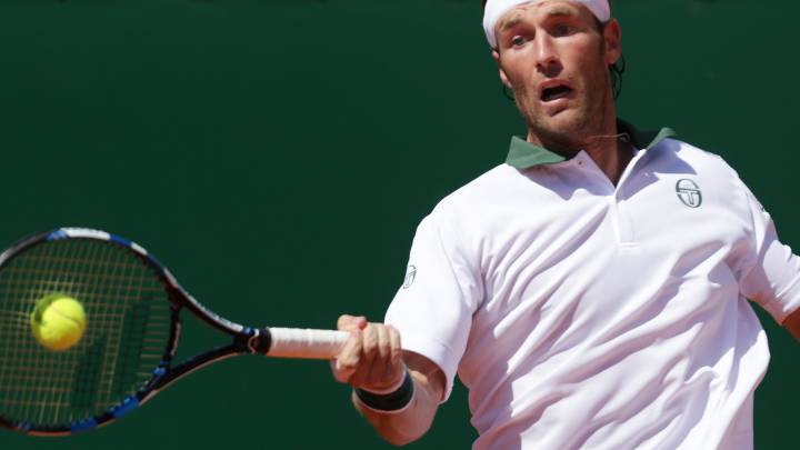 Daniel Gimeno-Traver devuelve una bola durante un partido.