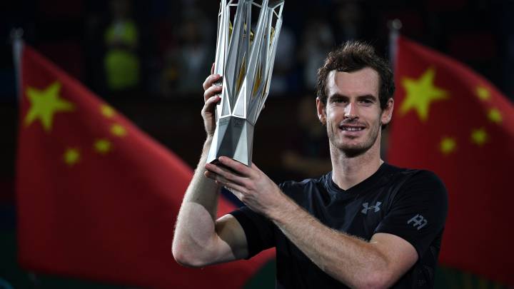 Andy Murray posa con título de campeón del Masters 1.000 de Shanghai.