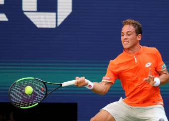 Carballés domina a Klizan para lograr su primer triunfo indoor