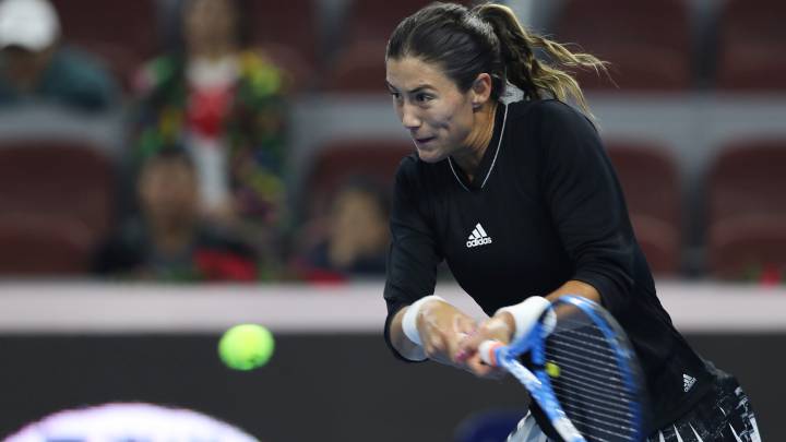 Garbiñe Muguruza devuelve una bola ante Sofia Kenin durante su partido de primera ronda en el China Open.