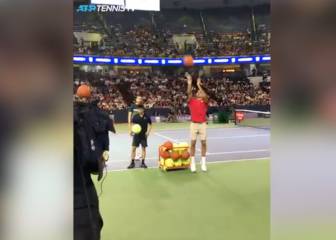 Federer puso en pie a la grada de Shanghai... ¡jugando al baloncesto!