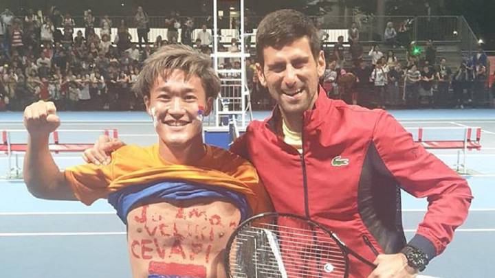 Djokovic cumple el sueño de un japonés que habla serbio