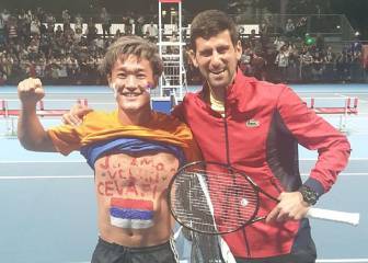 Djokovic cumple el sueño de un japonés que habla serbio