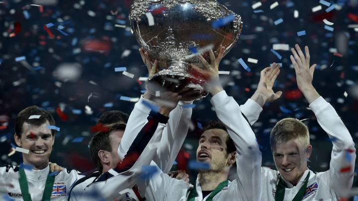 Andy Murray levanta la Ensaladera tras la victoria de Reino Unido en la final de la Copa Davis de 2015.
