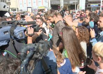 ¿Qué pasa cuando Piqué sale a las calles en España? ¡Furor total!