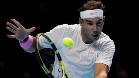 Rafa Nadal devuelve una bola ante Alexander Zverev durante su partido de fase de grupos de las ATP World Tour Finals en Londres.