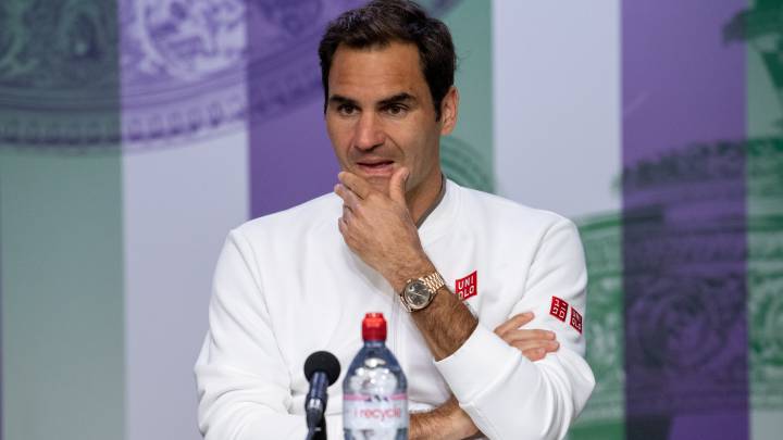 Roger Federer atiende a los medios después de perder la final de Wimbledon ante Novak Djokovic.