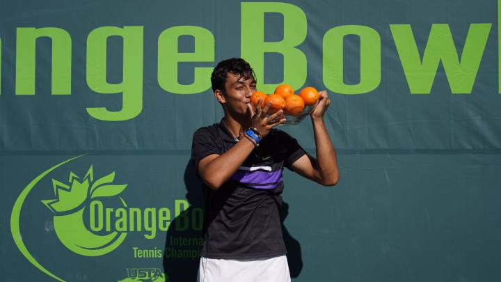 Daniel Rincón posa con el trofeo de campeón del Orange Bowl.