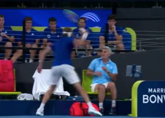 Tsitsipas pierde la cabeza y le da un raquetazo a su padre