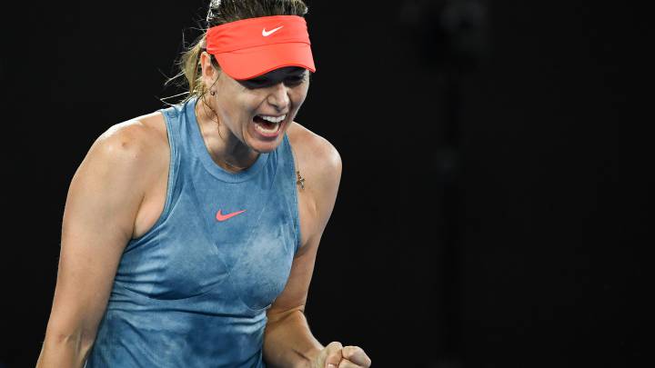 Maria Sharapova celebra un punto ante Caroline Wozniacki durante su partido del Open de Australia 2019.