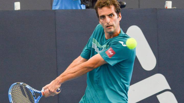 Albert Ramos devuelve una bola ante Jordan Thompson durante su partido de primera ronda del torneo de Adelaida.