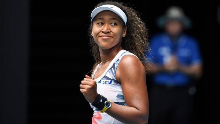 Naomi Osaka celebra un punto ante Marie Bouzkova durante su partido de primera ronda del Open de Australia.